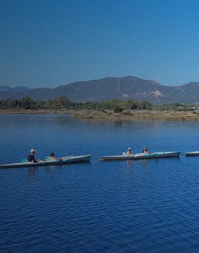 Gruppo di partecipanti durante escursioni nella laguna di Nora in canoa, tra le acque tranquille del parco lagunare Nora, immersi nell’ecosistema lagunare.