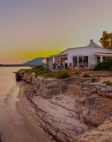 Il ristorante Fradis Minoris affacciato sulla laguna di Nora, immerso nel parco lagunare Nora, dove è possibile mangiare dopo le visite guidate tra natura e ecosistema lagunare.