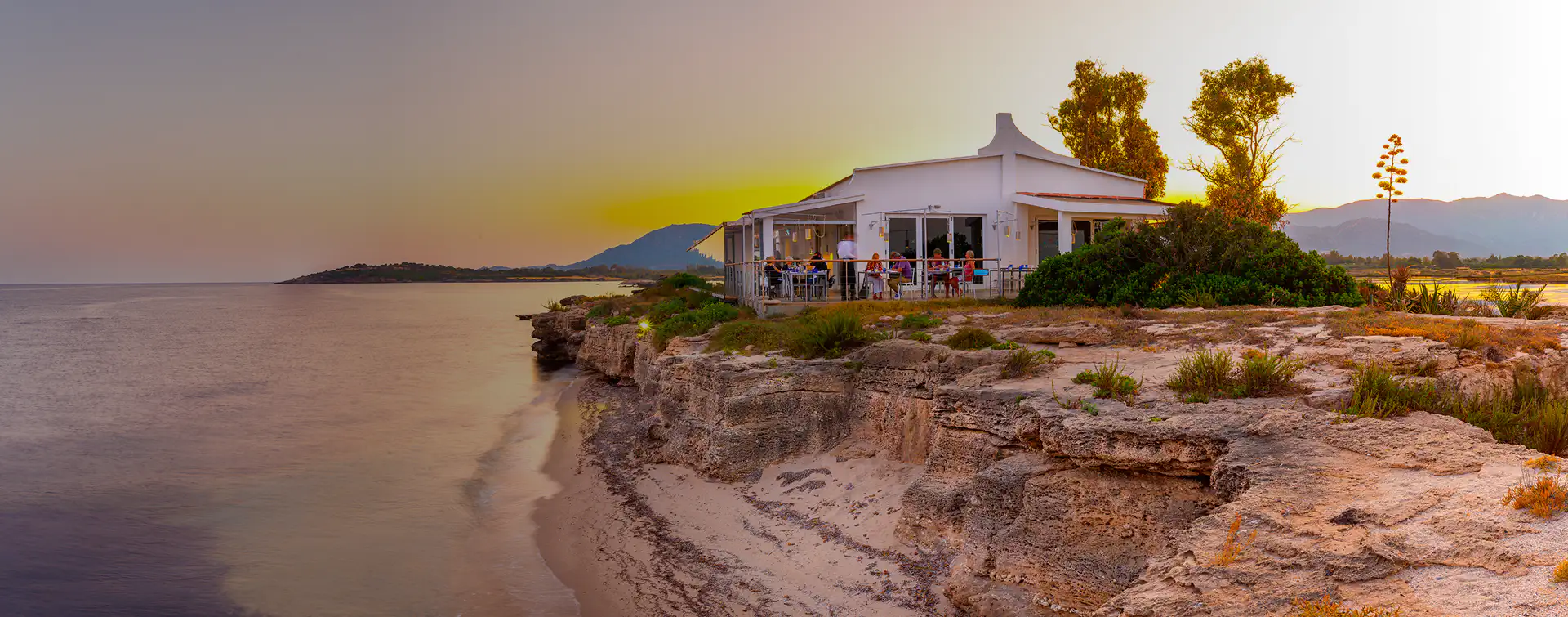 Il ristorante Fradis Minoris affacciato sulla laguna di Nora, immerso nel parco lagunare Nora, dove è possibile mangiare dopo le visite guidate tra natura e ecosistema lagunare.