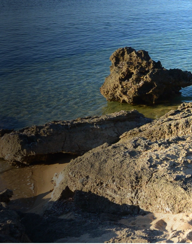 Rocce modellate dal mare nella laguna di Nora, dove il parco lagunare Nora incontra la costa, tra elementi naturali dell’ecosistema lagunare visibili durante le visite guidate.