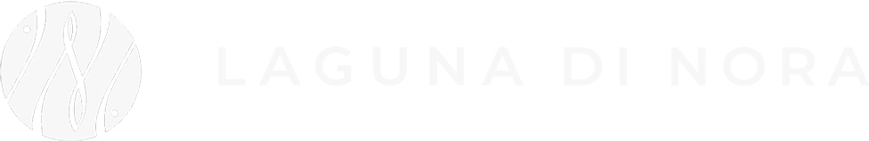 Logo del centro ambientale Laguna di Nora, con un cerchio stilizzato che rappresenta pesci e onde, accompagnato dal testo in maiuscolo “Laguna di Nora”.